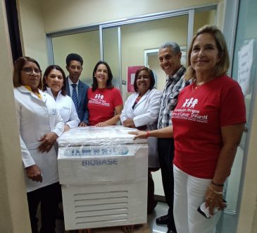 Reid Cabral recibe equipo de centrífuga refrigerado donado por Fundación FACCI