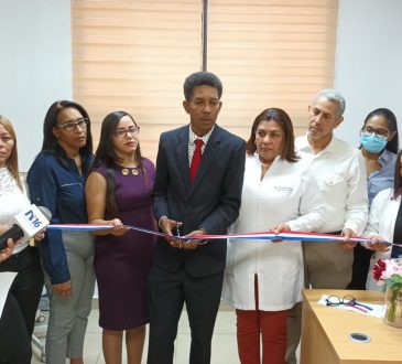 Reid Cabral reinaugura oficina bloque quirúrgico paralizado hace cinco años