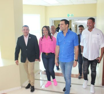Director del Ney Arias Lora muestra servicios ofrecidos
