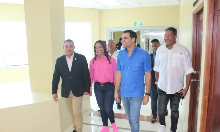 Director del Ney Arias Lora muestra servicios ofrecidos