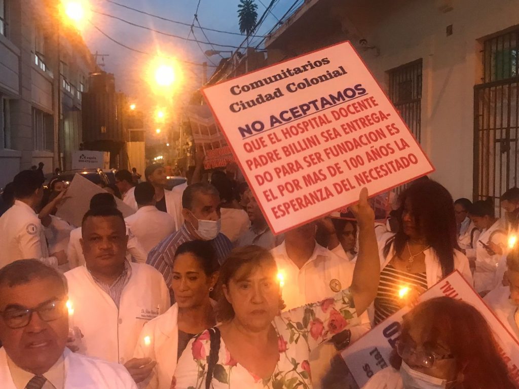 Galenos manifestaron frente al Hospital Padre Billini exigiendo su apertura