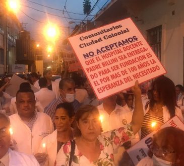 Galenos manifestaron frente al Hospital Padre Billini exigiendo su apertura