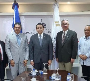 Salud Pública, FEPAFEM y ADOFEM discuten proyectos para impulsar la educación médica