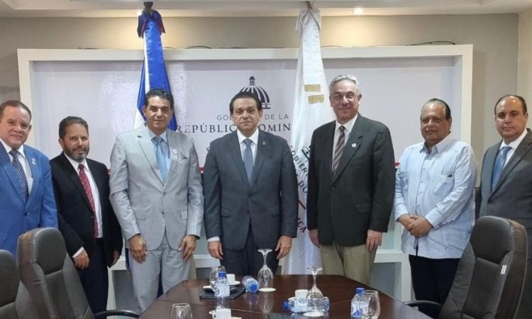 Salud Pública, FEPAFEM y ADOFEM discuten proyectos para impulsar la educación médica