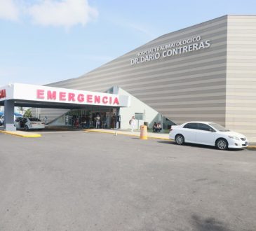 Vicepresidenta recibe certificado de garantía para obras del Hospital Darío Contreras