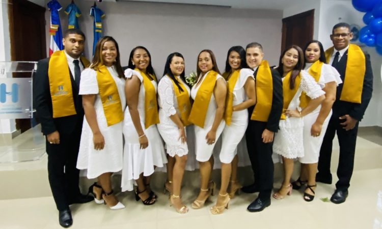 Hospital Dr. Marcelino Vélez Santana gradúa médicos familiares
