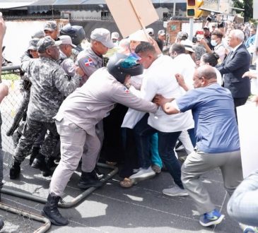 Cuerpos de seguridad impidieron acceso a galenos al Palacio Nacional con golpes y gas lacrimógeno