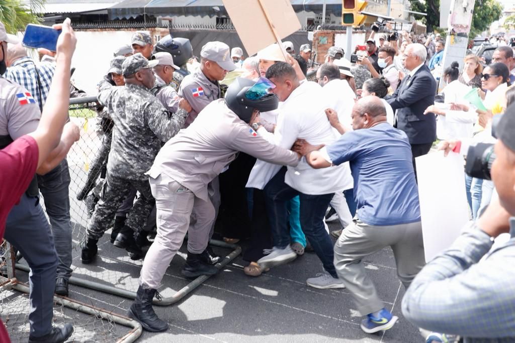 Cuerpos de seguridad impidieron acceso a galenos al Palacio Nacional con golpes y gas lacrimógeno