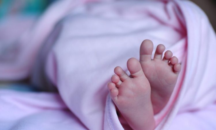 Aumentan fallecimientos infantiles y disminuyen maternas