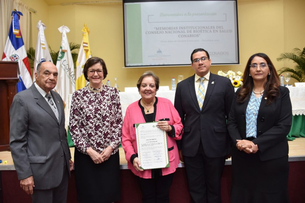 CONABIOS reconoce a la investigadora principal de Profamilia, Vivian Brache