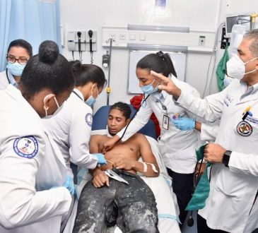 Mineros rescatados reciben atención médica en el Hospital Ramón de Lara