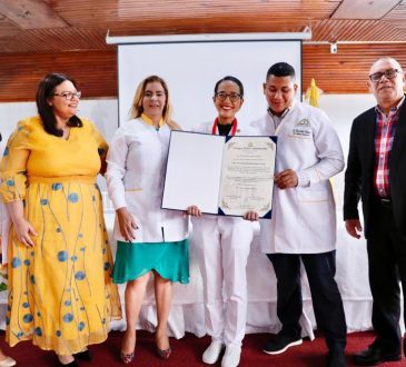CMD entrega certificados a residentes de medicina de todo el país