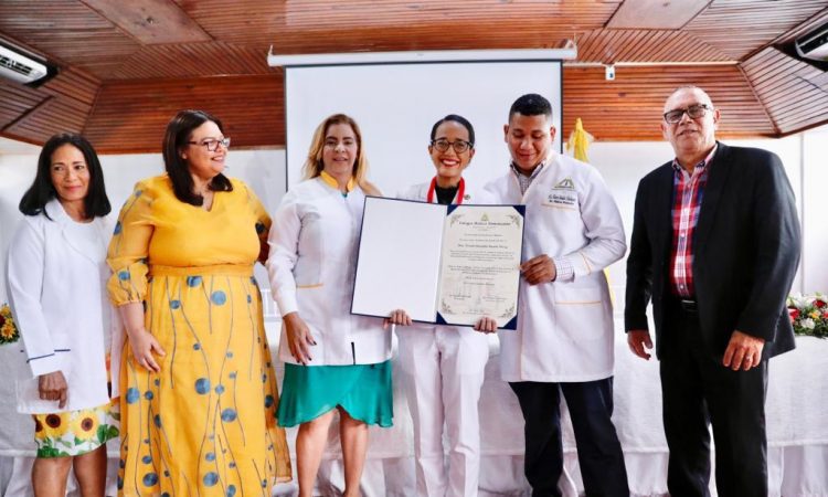 CMD entrega certificados a residentes de medicina de todo el país