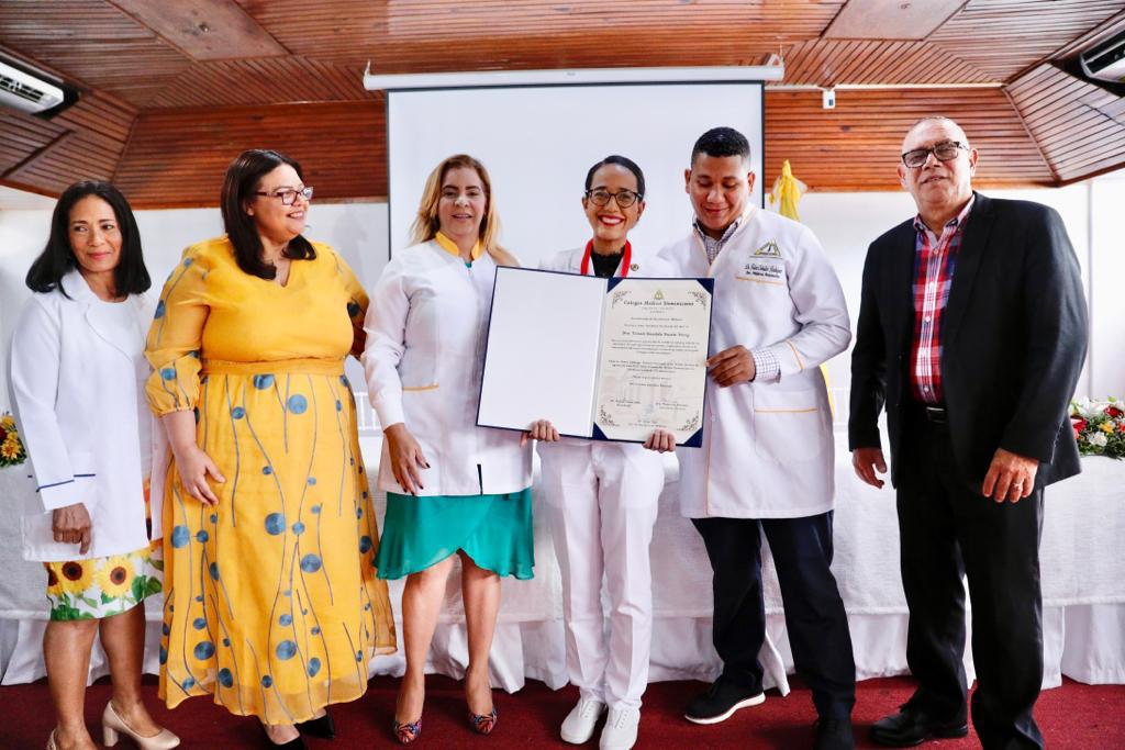 CMD entrega certificados a residentes de medicina de todo el país