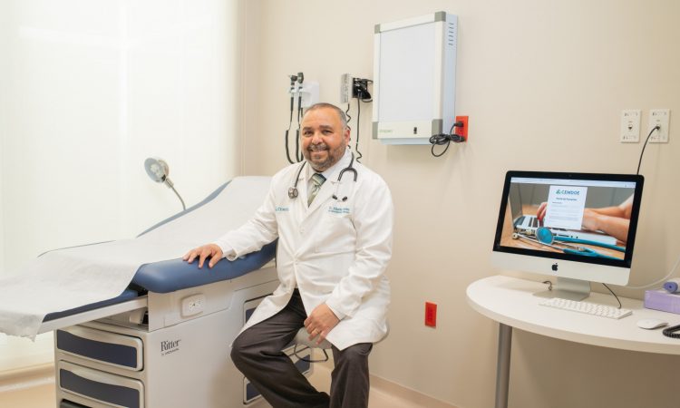 Doctor Alberto Flores, jefe médico de la Unidad de Hemodiálisis y Nefrología del CEMDOE