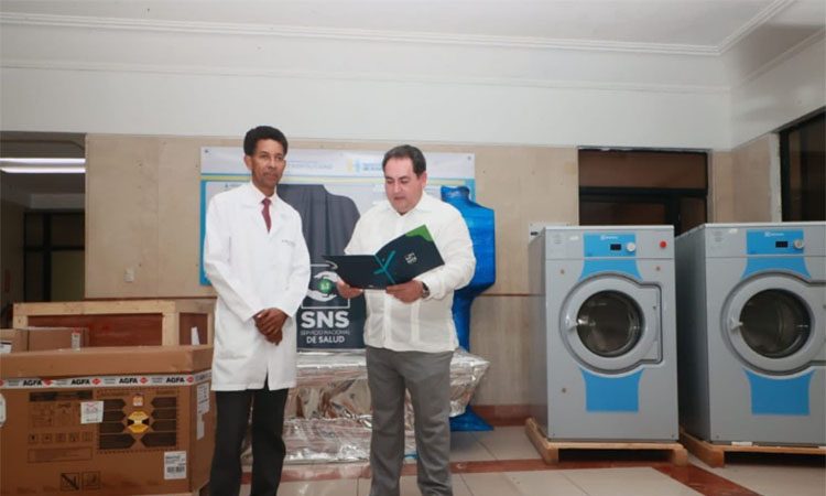 SNS entregó equipos al Reid Cabral y confirma avances en remodelaciones de centros de la región Metropolitana SNS entregó equipos al Reid Cabral y confirma avances en remodelaciones de centros de la región Metropolitana