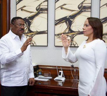 Director del SRSM juramentó a la nueva directora del RESIDE