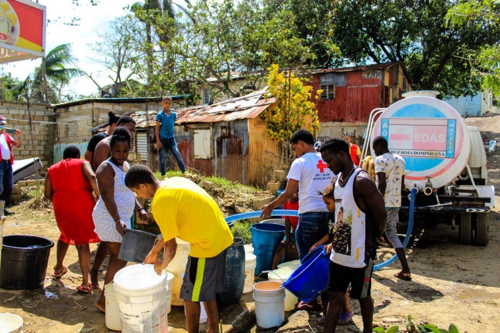 Cruz Roja potabiliza agua de ríos y abastece comunidades afectadas por el huracán Fiona