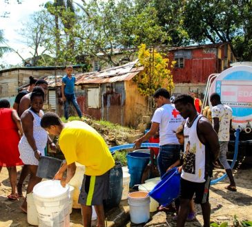 Cruz Roja potabiliza agua de ríos y abastece comunidades afectadas por el huracán Fiona