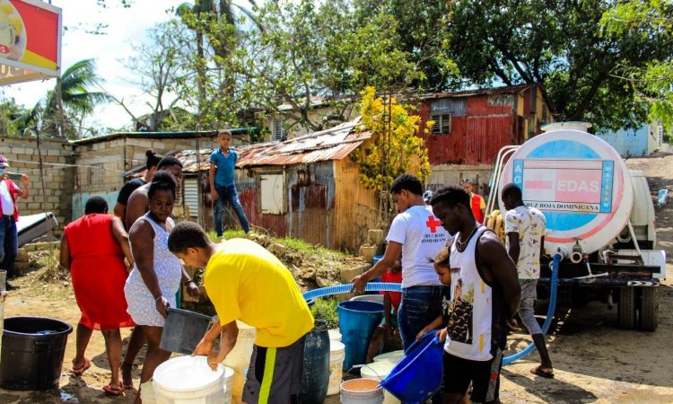Cruz Roja potabiliza agua de ríos y abastece comunidades afectadas por el huracán Fiona