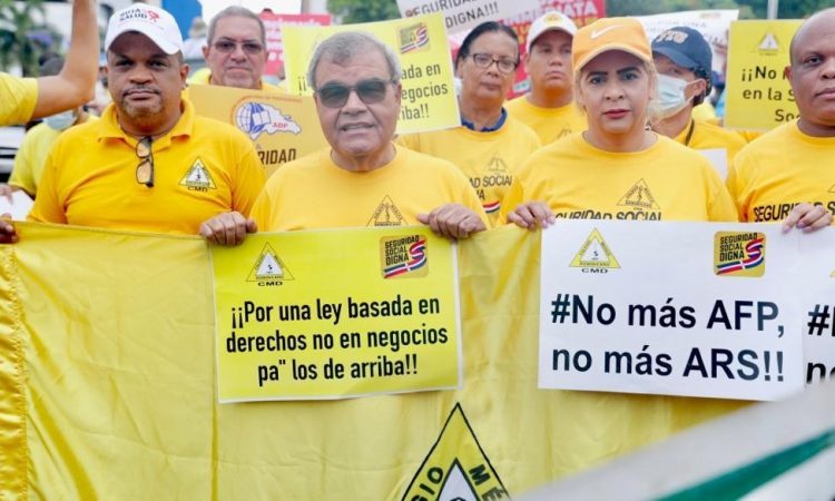 Galenos marcharon en Santiago contra las ARS y AFP