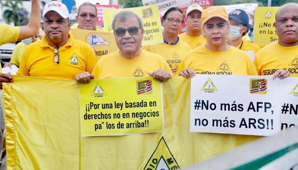 Galenos marcharon en Santiago contra las ARS y AFP
