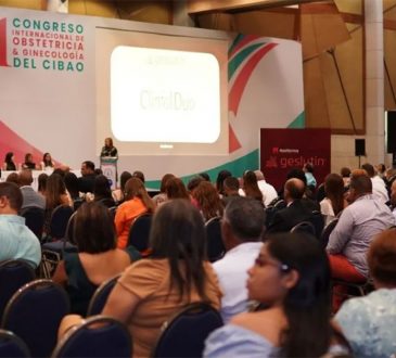 Ginecobstetras debaten sobre salud integral femenina en Cibao