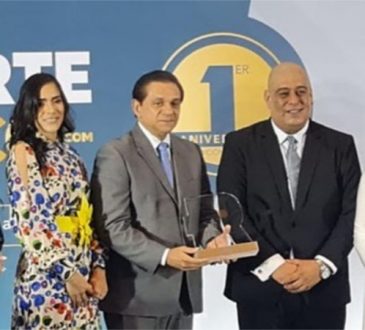 Reporte Médico premió al ministro de Salud Pública en su gala aniversario