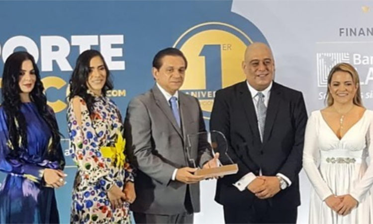 Reporte Médico premió al ministro de Salud Pública en su gala aniversario