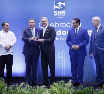 Abinader reconoció a odontólogos por eficiencia en servicios de salud bucal