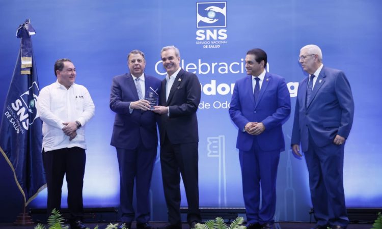 Abinader reconoció a odontólogos por eficiencia en servicios de salud bucal