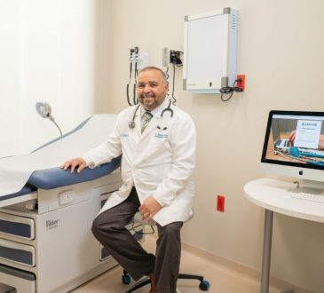 Dr. Alberto Flores, jefe médico de la Unidad de Hemodiálisis y Nefrología del CEMDOE