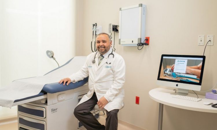 Dr. Alberto Flores, jefe médico de la Unidad de Hemodiálisis y Nefrología del CEMDOE