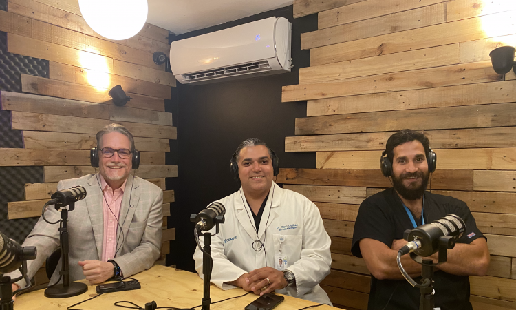 Luis Betances, Raúl Ubiñas y Philippe García durante el podcast Es Cuestión de Salud