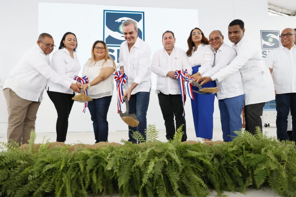 Título: Presidente Abinader inauguró construcción del Hospital Traumatológico de Azua