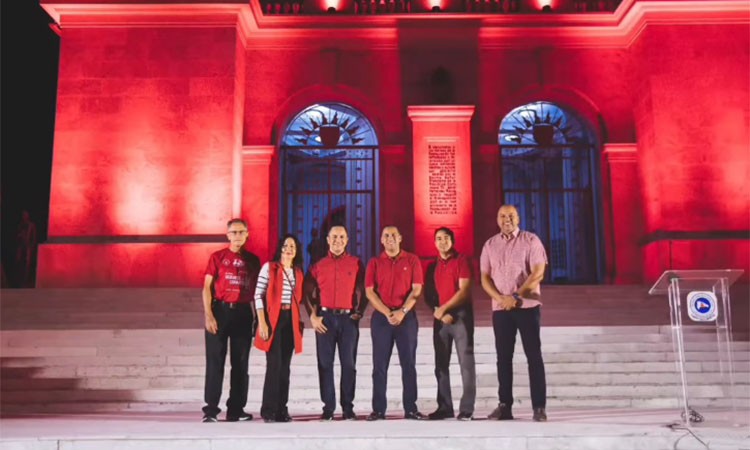 Cardiólogos iluminaron de rojo monumentos de Santiago