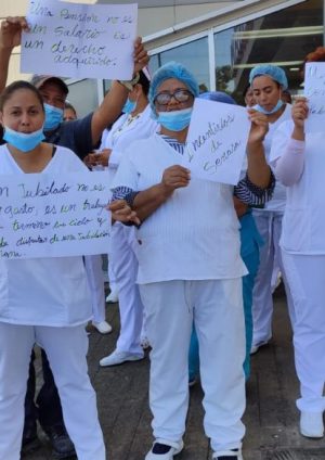 Enfermeras protestan por incumplimiento de pagos del SeNaSa