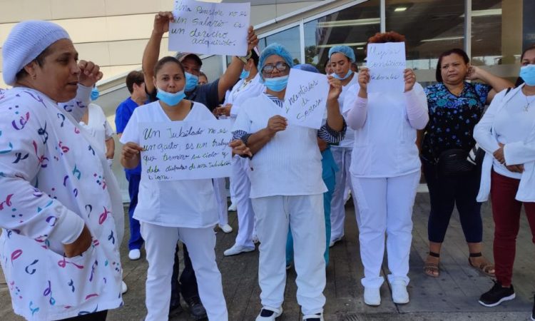 Enfermeras protestan por incumplimiento de pagos del SeNaSa Enfermeras protestan por incumplimiento de pagos del SeNaSa