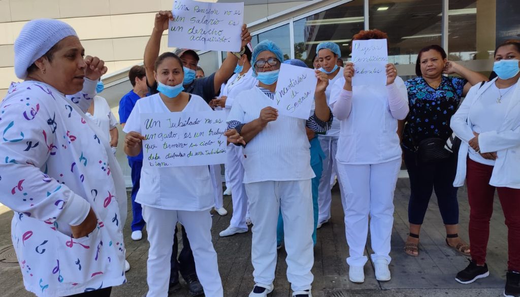 Enfermeras protestan por incumplimiento de pagos del SeNaSa