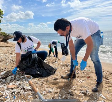 SNS realiza jornada de limpieza de playa en Güibia contra el cambio climático