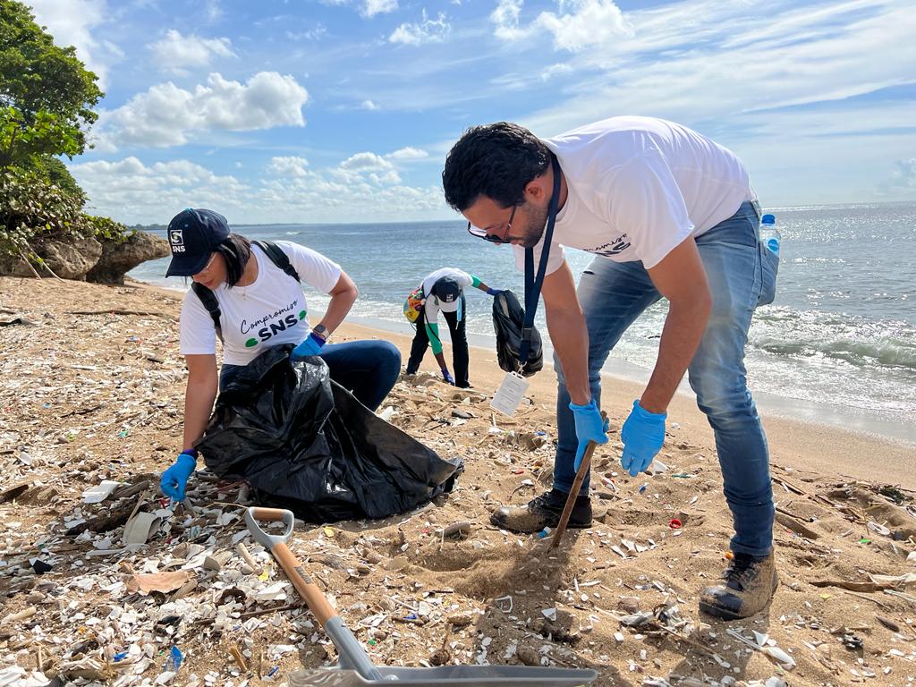 SNS realiza jornada de limpieza de playa en Güibia contra el cambio climático