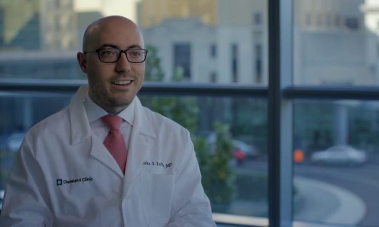 Dr. Luke Laffin, autor del estudio y codirector del Centro de Trastornos de la Presión Arterial en el Instituto Cardíaco, Vascular y Torácico de Cleveland Clinic