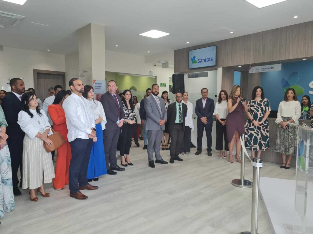 Sanitas inauguró su primer centro médico en el país