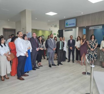 Sanitas inauguró su primer centro médico en el país