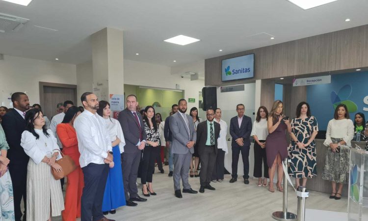 Sanitas inauguró su primer centro médico en el país