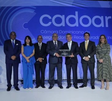 Sector asegurador celebra el 50° aniversario de Cadoar