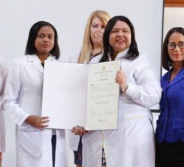 CMD entregó certificados a médicos como miembros titulares