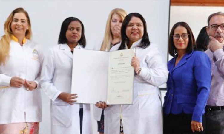 CMD entregó certificados a médicos como miembros titulares
