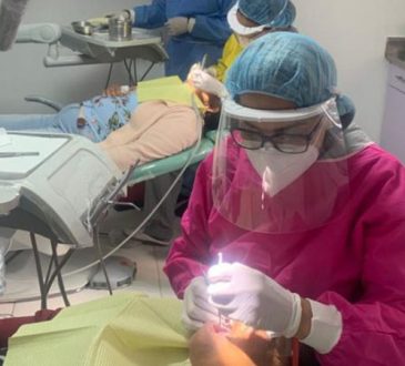 SNS Norcentral beneficia 62 adultos mayores con prótesis dentales gratuitas