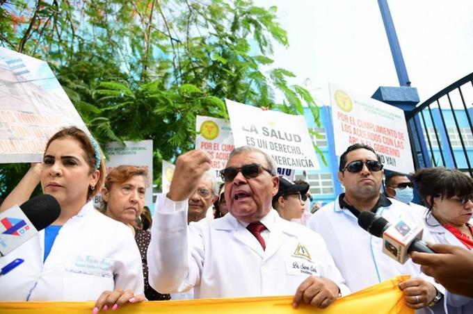 Galenos marcharon al Congreso Nacional por mejoras en la seguridad social